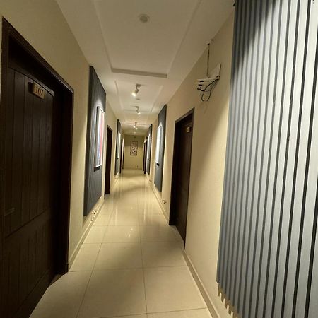 Shelton Boulevard Hotel Лахор Екстериор снимка