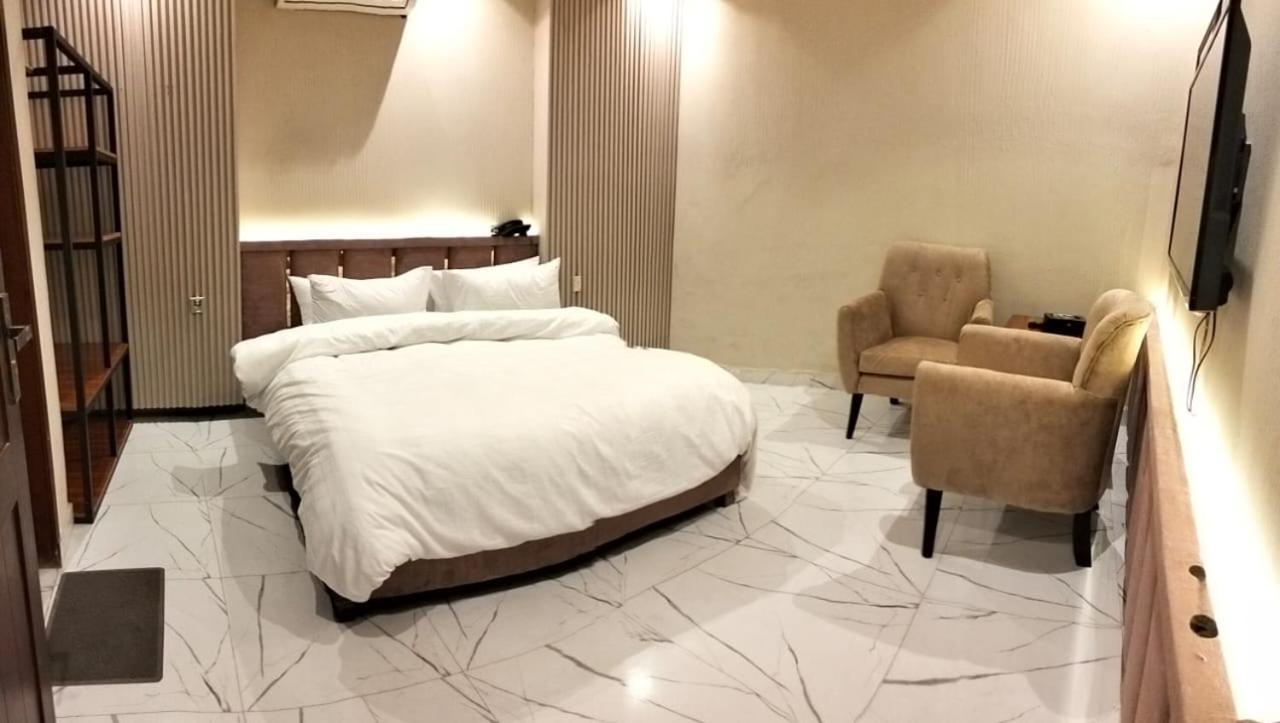 Shelton Boulevard Hotel Лахор Екстериор снимка