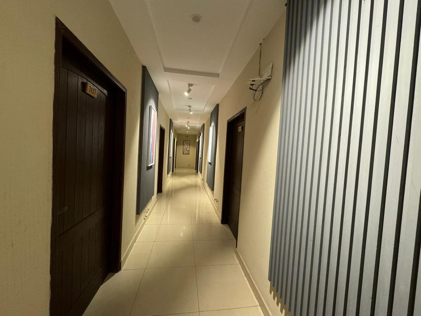 Shelton Boulevard Hotel Лахор Екстериор снимка