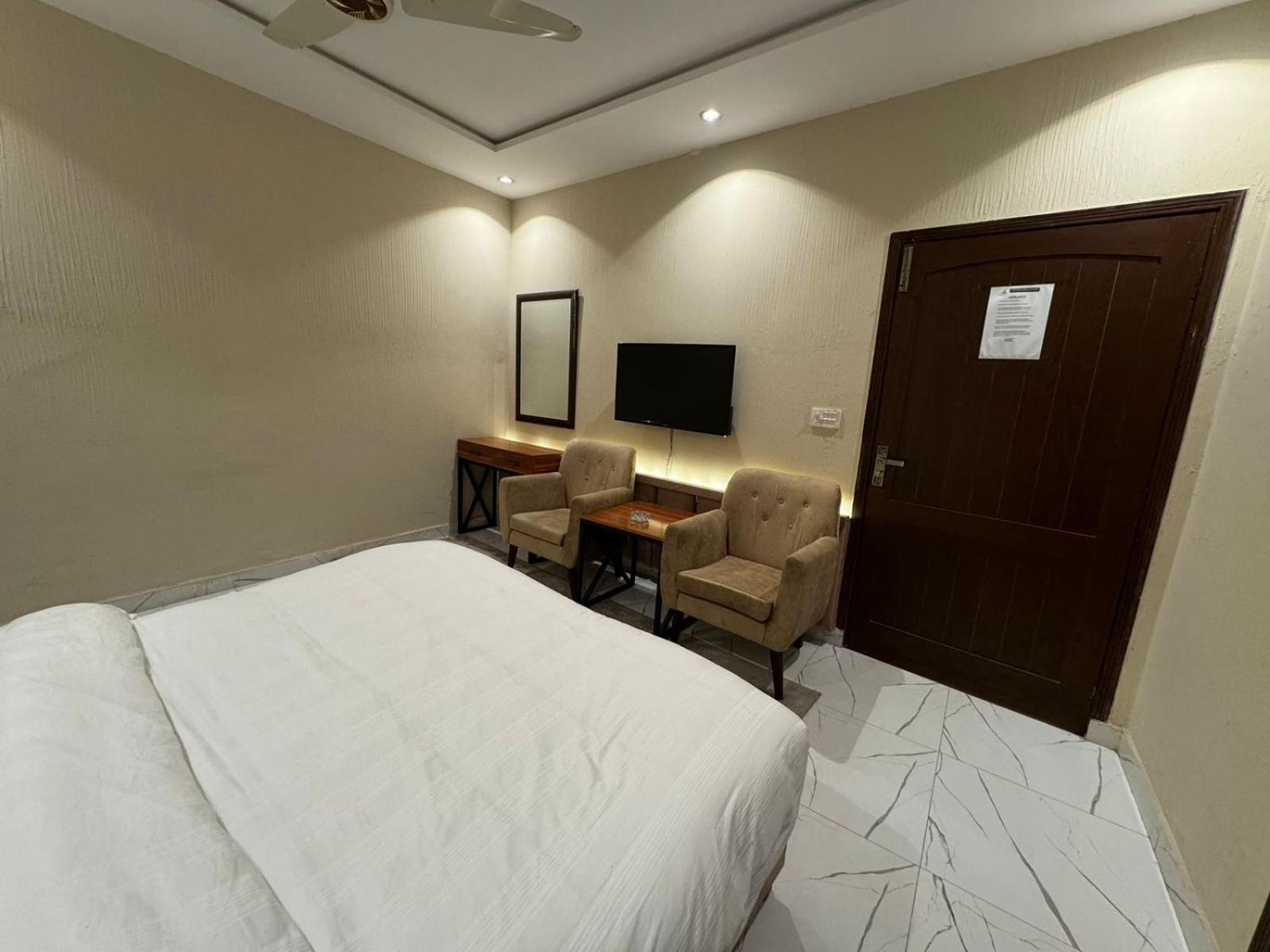 Shelton Boulevard Hotel Лахор Екстериор снимка