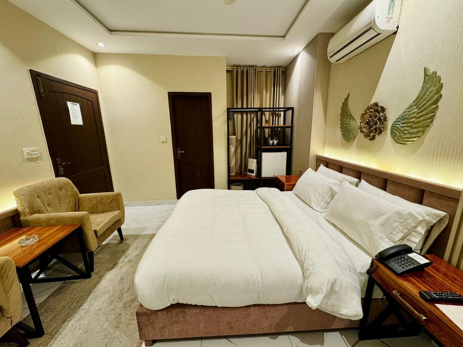 Shelton Boulevard Hotel Лахор Екстериор снимка